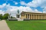 Vista panorámica del Parque Centennial con el Parthenon y la estatua de Athena en primer plano