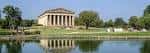 El Parthenon reflejado en el lago del Parque Centennial bajo un cielo despejado