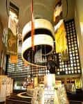 Interior del museo con exhibición de instrumentos musicales y diseño arquitectónico moderno