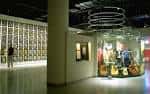 Galería interior del Country Music Hall of Fame con vitrinas de guitarras y exposición de trajes icónicos