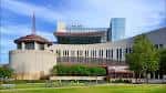 Vista exterior del Country Music Hall of Fame and Museum en Nashville bajo cielo azul