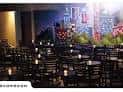 Vista del interior del Helium Comedy Club con mesas y sillas dispuestas para un evento