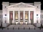 Fachada neoclásica del Schermerhorn Symphony Center iluminada por la noche