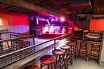 Interior del teatro con iluminación de concierto en vivo