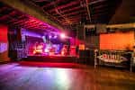 Escenario principal del Marquis Theater durante un evento
