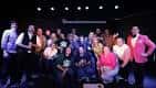 Grupo de comediantes en el escenario durante una presentación