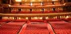 Interior del auditorio con butacas rojas y balcones ornamentados en estilo art deco