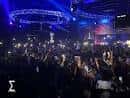 Multitud en el interior de la discoteca bajo luces azules