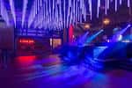 Vista interior del lounge con luces azules y efecto de gotas colgantes