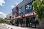 Fachada exterior del Brooklyn Bowl Nashville con letrero rojo y grandes ventanales