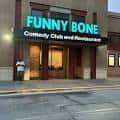 Fachada exterior del Funny Bone Comedy Club & Restaurant con letrero iluminado