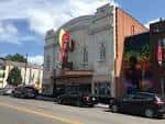 Vista exterior del Gem Theater en Kansas City con su fachada clásica y letrero vertical