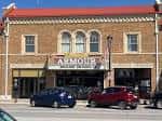Fachada exterior del Armour Theatre con letrero clásico y coches estacionados