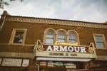 Detalle de la marquesina del Armour Theatre con arquitectura histórica