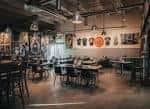 Sala principal de la cervecería con mesas y decoración temática