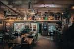 Área de servicio y barra en el interior de la cervecería