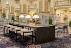 Área de desayuno o lounge interior con mesas modernas y iluminación cálida