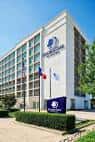 Fachada exterior del DoubleTree by Hilton Hotel Dallas - Love Field con banderas