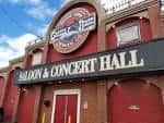Fachada exterior del Grizzly Rose con letrero de Saloon & Concert Hall