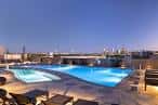 Piscina en la azotea de NOVEL RiNo con vistas a la ciudad al atardecer