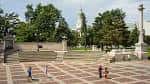 Plaza principal del parque con escalinatas, columnas monumentales y espacio abierto para eventos