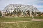 Vista exterior del Boettcher Memorial Tropical Conservatory con su estructura de vidrio y metal