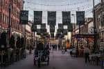 Vista nocturna de Larimer Square con luces colgantes y edificios históricos iluminados