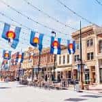 Larimer Square durante el día con banderas de Colorado decorando la calle peatonal