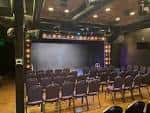 Interior del auditorio de RISE Comedy con butacas dispuestas frente al escenario