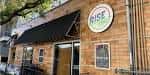 Fachada exterior del local RISE Comedy en Denver