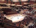 Vista panorámica del interior del Boettcher Concert Hall con el escenario central y butacas en forma de herradura