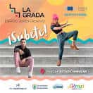 Jóvenes bailando en las gradas del espacio La Grada