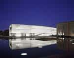Vista nocturna del Nelson-Atkins Museum of Art con reflejo en el agua