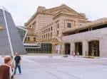 Vista exterior del edificio histórico de Union Station con su fachada neoclásica y la pirámide de cristal moderna