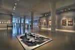 Interior del Leedy-Voulkos Art Center con exposición de arte contemporáneo