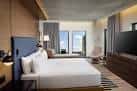 Habitación moderna con cama king-size y vista a la ciudad