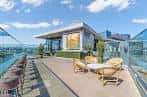 Terraza con piscina y zona de descanso al aire libre, ideal para eventos sociales