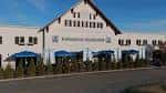 Fachada exterior del Bavarian Bierhaus con toldos azules y arquitectura tradicional alemana