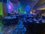 Interior del Woolworth Theatre decorado para una fiesta con iluminación de colores y mesas dispuestas