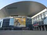 Vista exterior del Bridgestone Arena mostrando su característica cúpula curva y fachada moderna con grandes ventanales