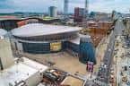 Vista aérea panorámica del complejo del Bridgestone Arena integrado en el paisaje urbano de Nashville