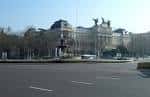 Vista panorámica de la Plaza del Emperador Carlos V con el Palacio de Cibeles al fondo