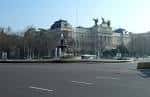 Plaza del Emperador Carlos V en Madrid con fuente y edificios históricos