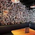 Interior del bar con pared decorada y zona de mesas