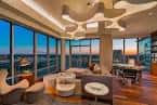 Sala de estar moderna con vistas panorámicas al atardecer desde el hotel