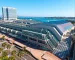 Vista aérea del Centro de Convenciones de San Diego con su distintiva arquitectura moderna y fachada de vidrio