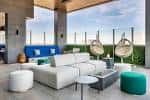 Terraza exterior con mobiliario moderno y vistas a la ciudad