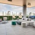 Espacio al aire libre con sofás blancos y decoración contemporánea