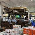 Interior del Wine Bar de Harris Teeter con clientes sentados en mesas y barra