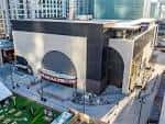 Vista exterior del The Pinnacle en Nashville Yards con su arquitectura moderna y arco distintivo